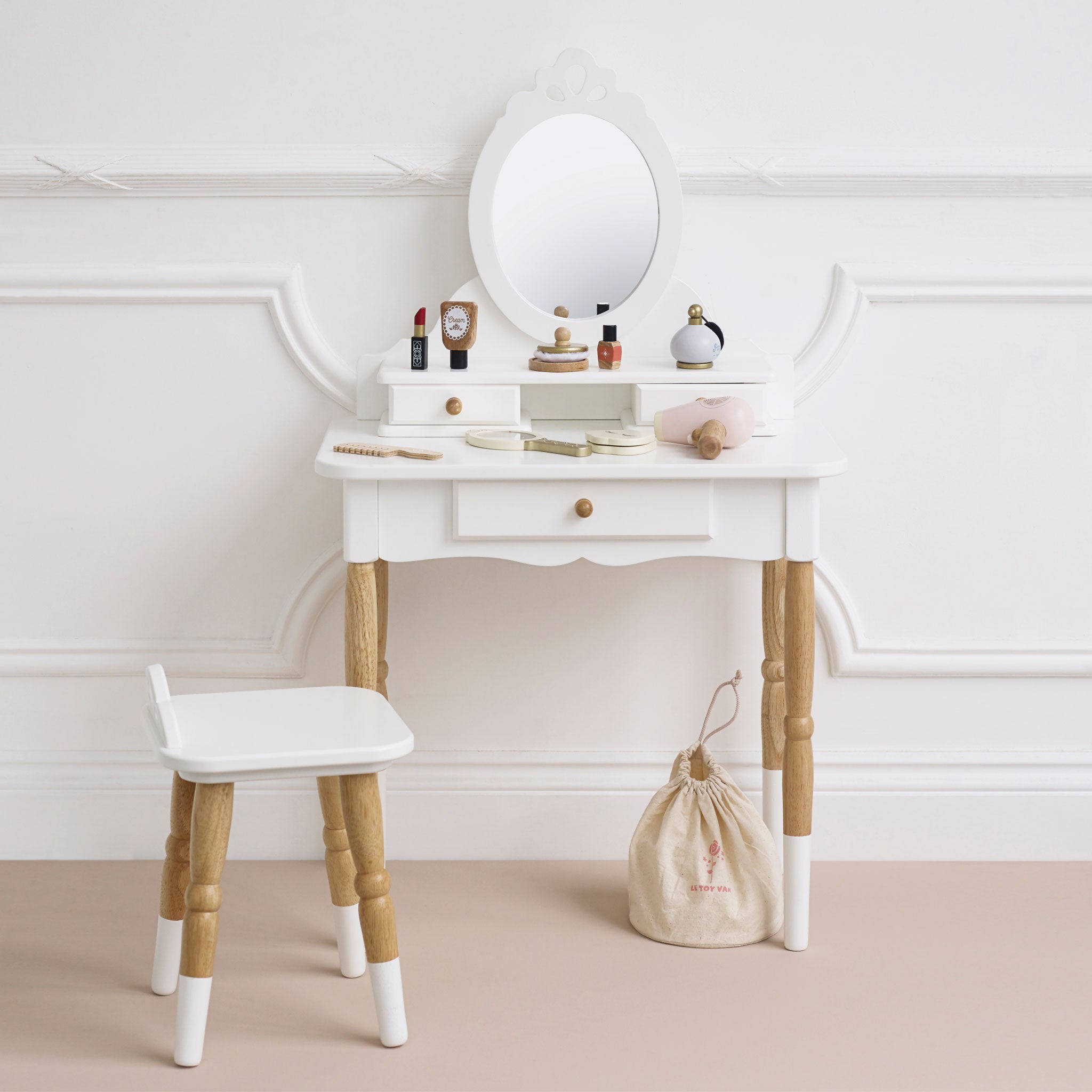 TV607-vanity-pamper-table-with-beauty-bag-and-stool-2