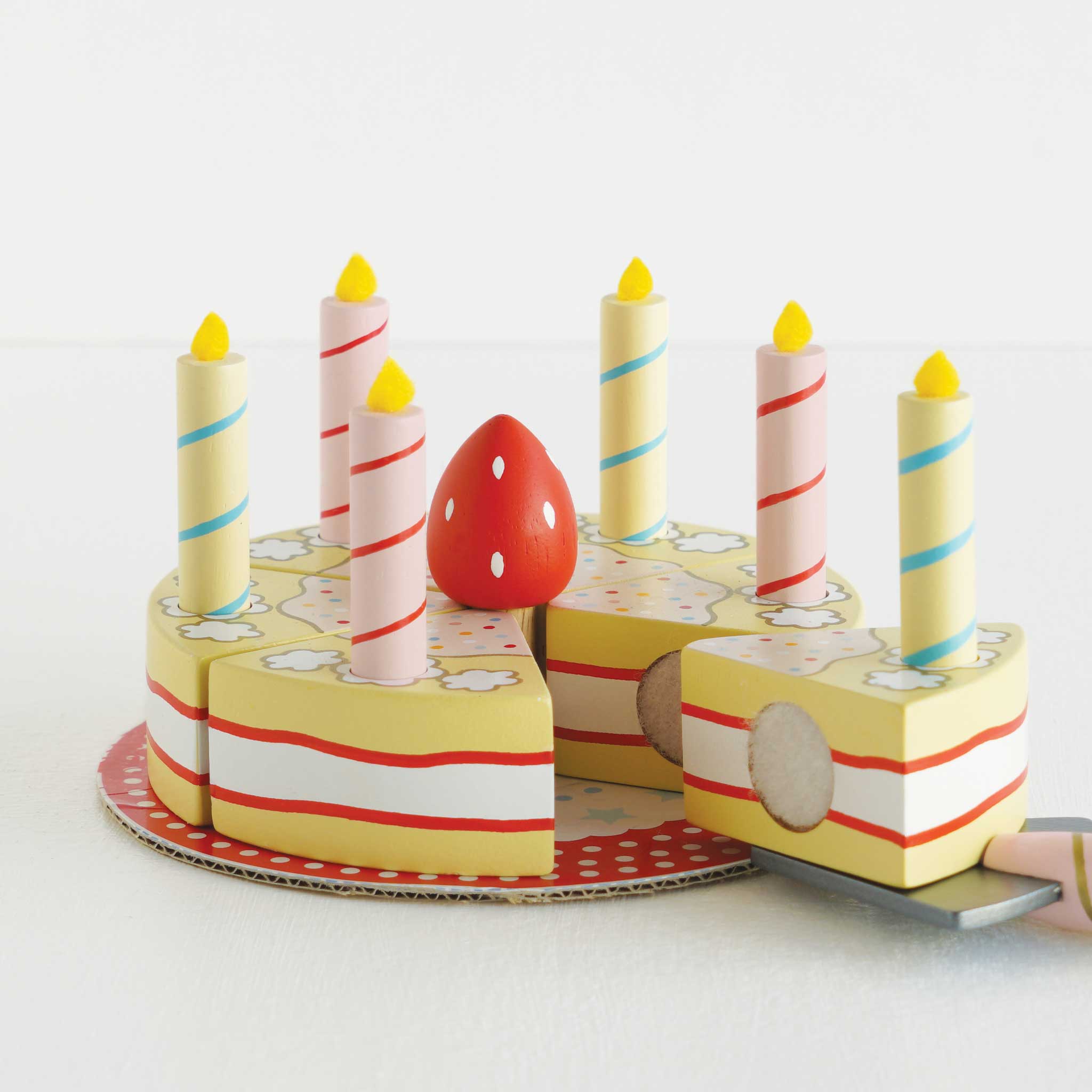 Sliceable Birthday Cake & Candles