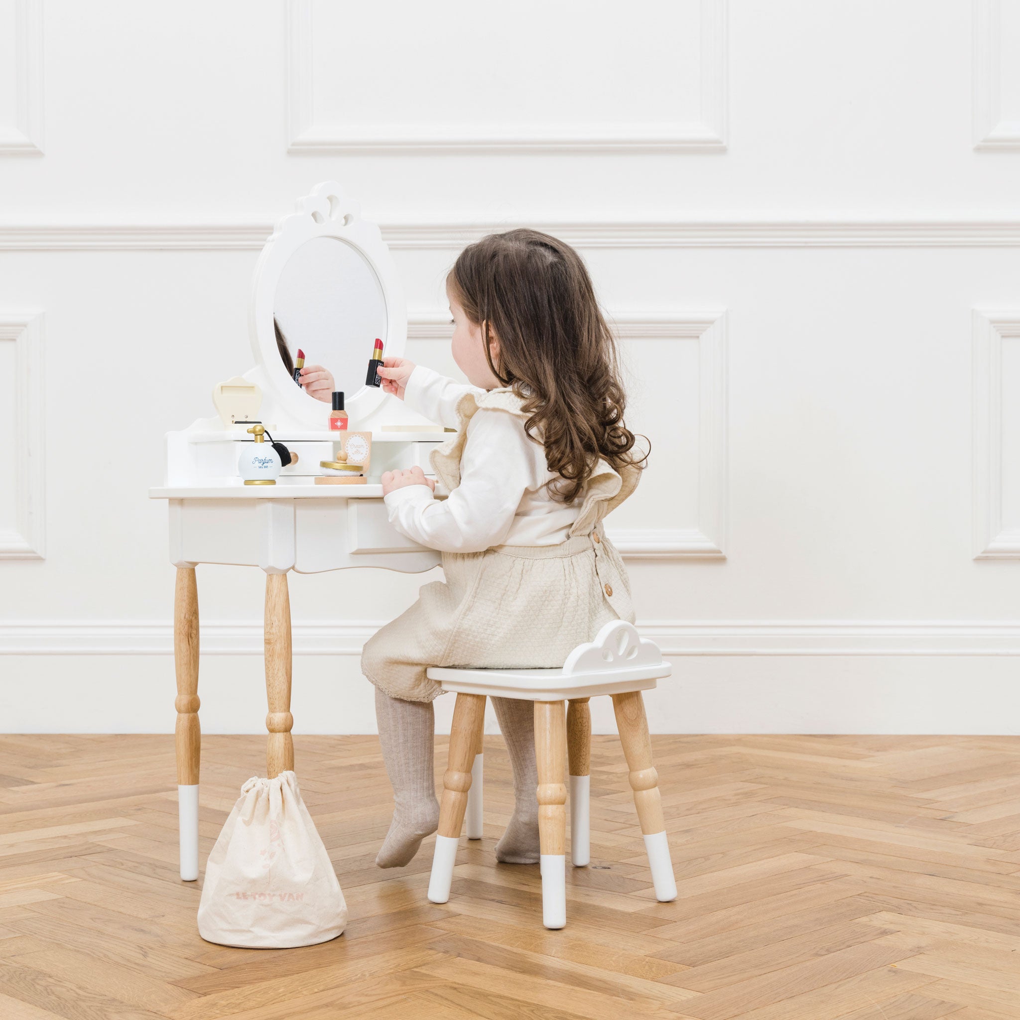 TV607-vanity-table-girl-using-beauty-bag-set
