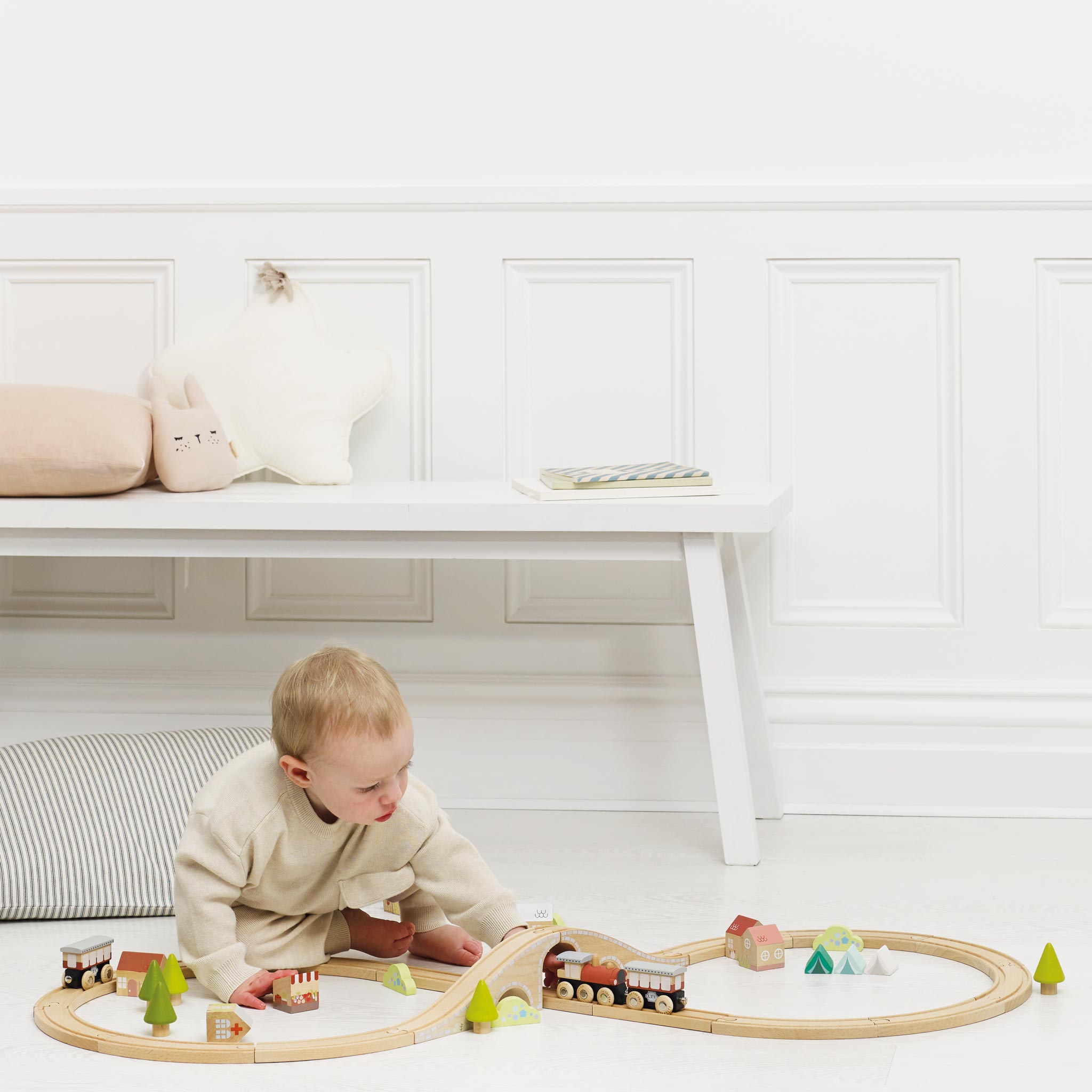 TV702-firgure-of-8-train-set-toddler-playing-with-bridge